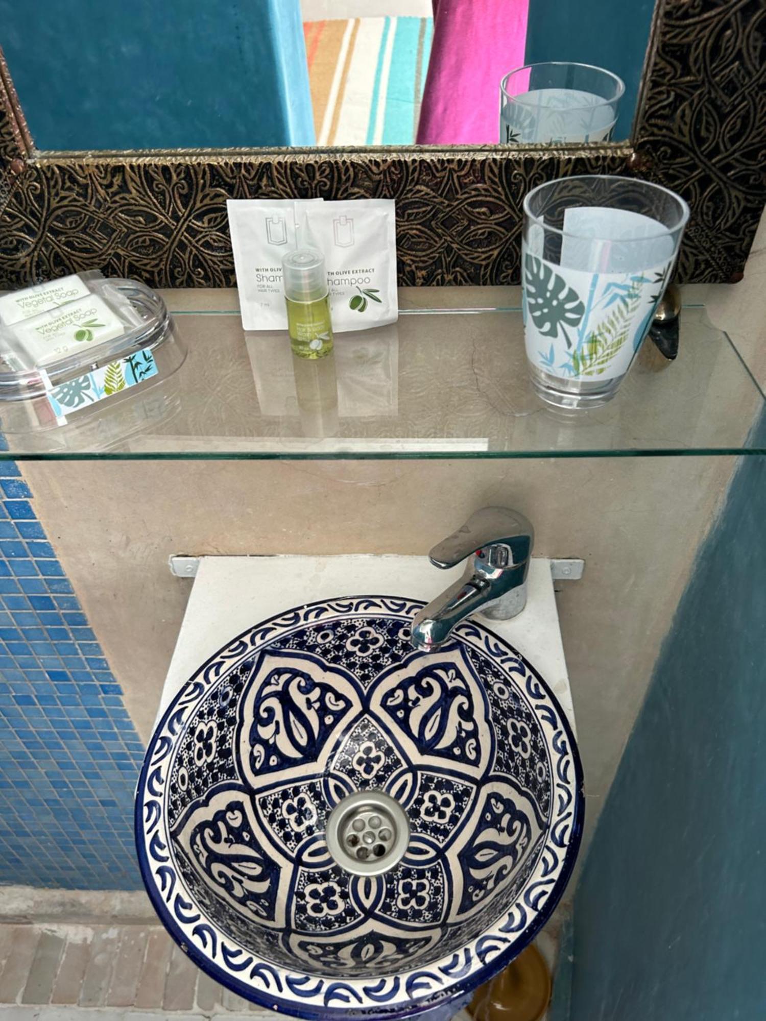 Riad Amazing Amazigh Avec Jacuzzi Petit Dejeuner Compris Avec Aussi Chambres Familiales Pres De La Place Jemaa El Fna Marrakesh Exterior photo