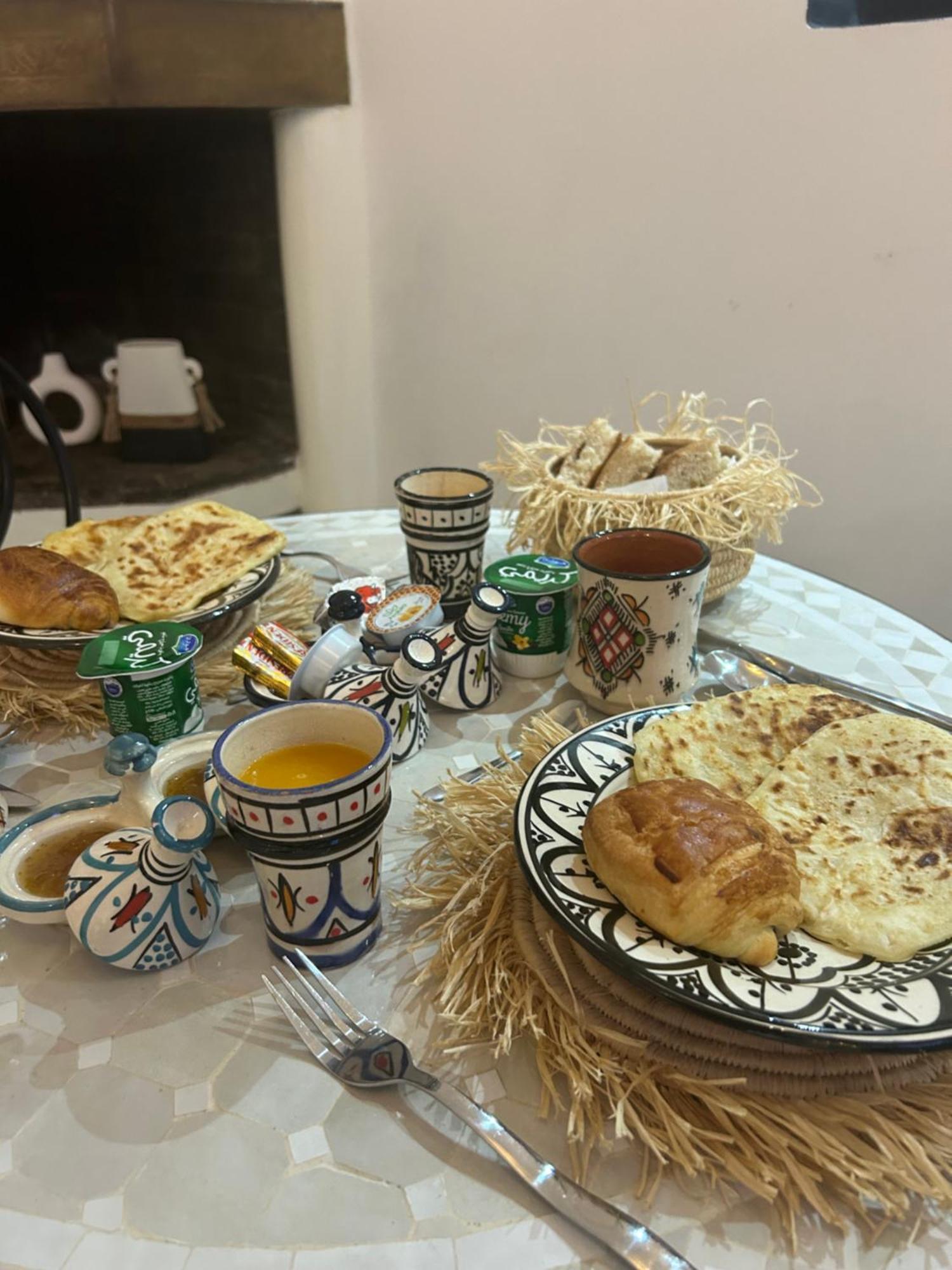 Riad Amazing Amazigh Avec Jacuzzi Petit Dejeuner Compris Avec Aussi Chambres Familiales Pres De La Place Jemaa El Fna Marrakesh Exterior photo