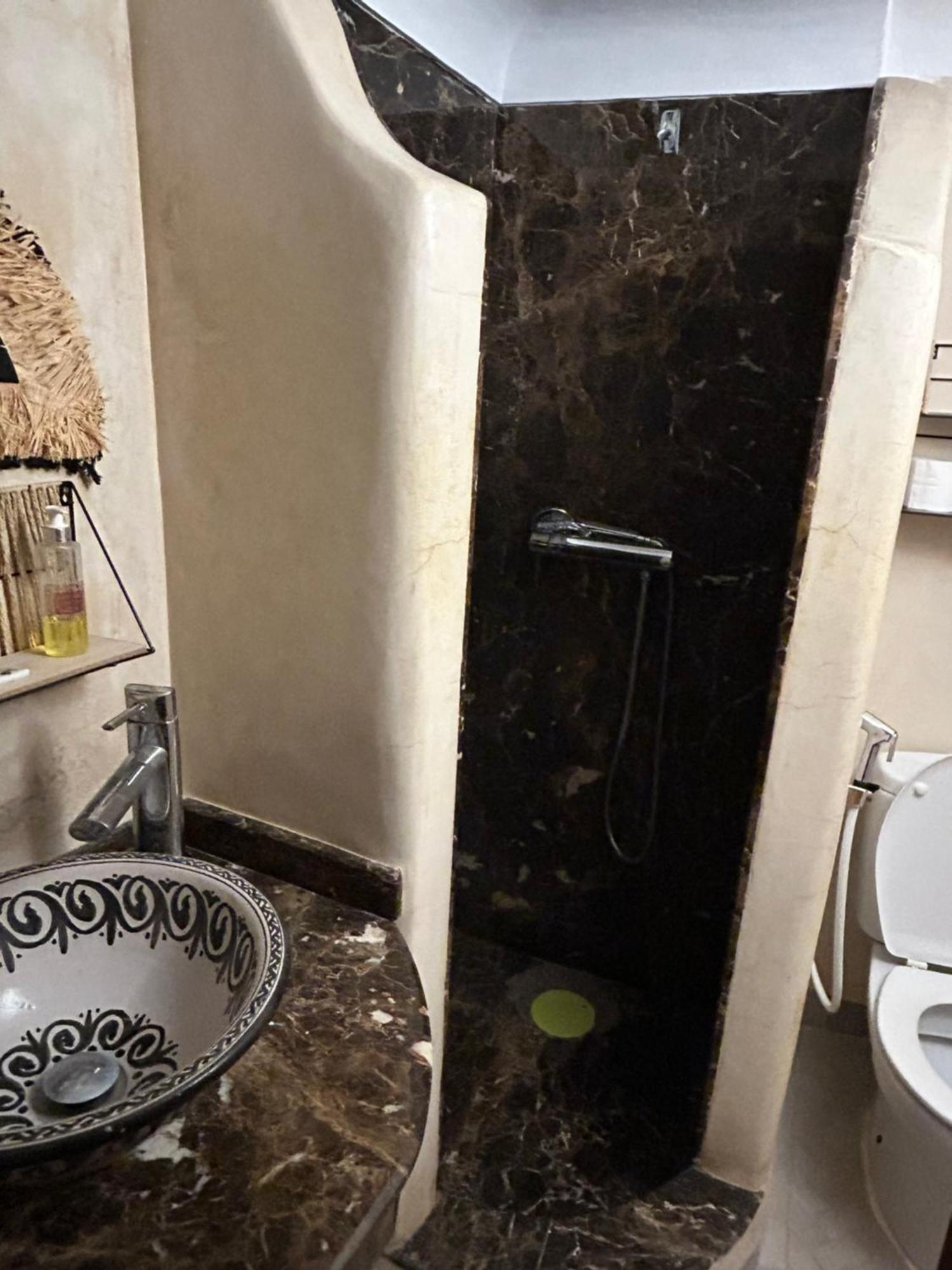 Riad Amazing Amazigh Avec Jacuzzi Petit Dejeuner Compris Avec Aussi Chambres Familiales Pres De La Place Jemaa El Fna Marrakesh Exterior photo