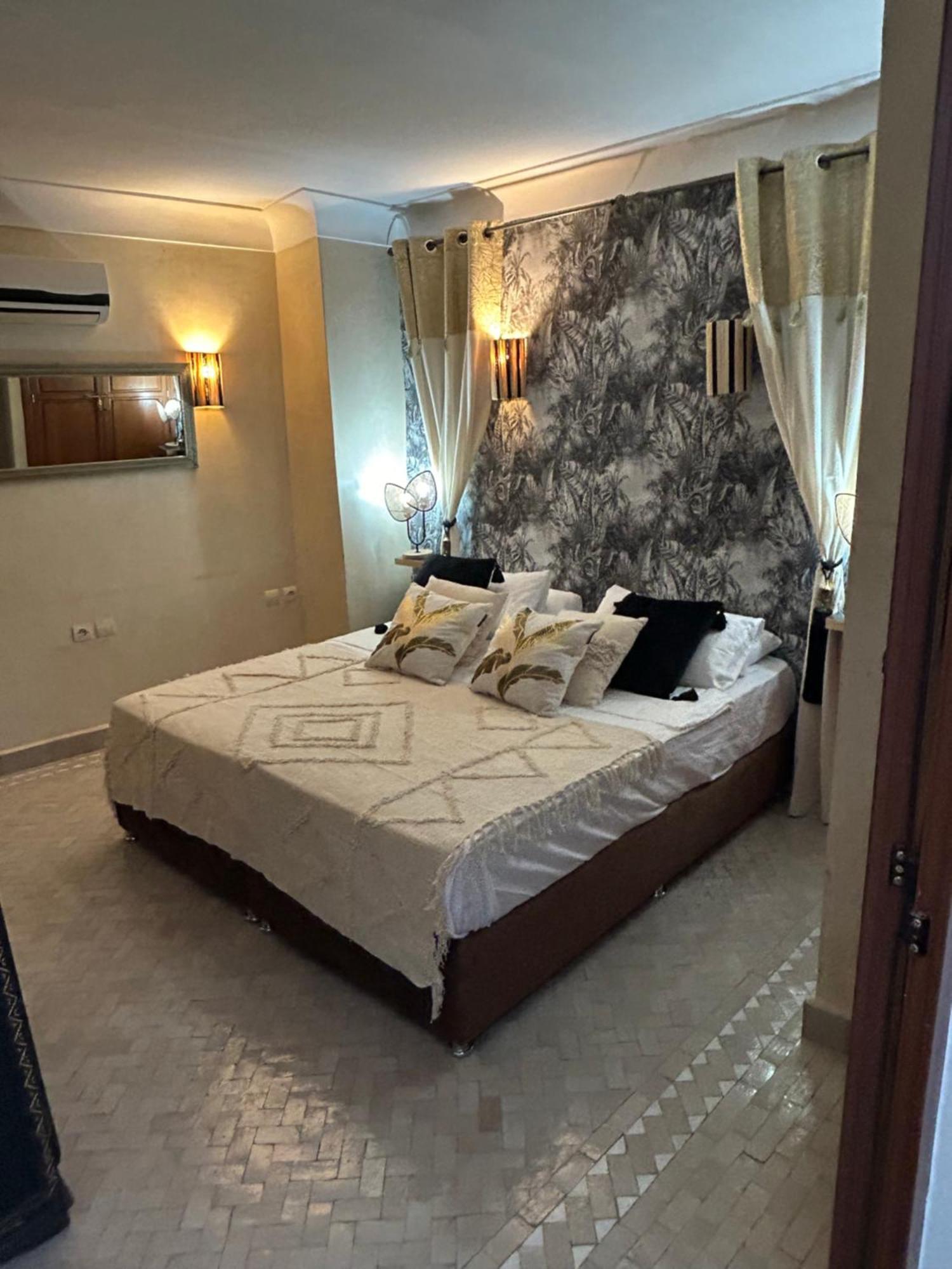 Riad Amazing Amazigh Avec Jacuzzi Petit Dejeuner Compris Avec Aussi Chambres Familiales Pres De La Place Jemaa El Fna Marrakesh Exterior photo